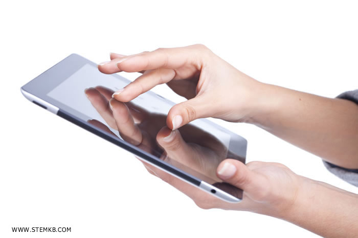 un mini tablet si tiene con una mano